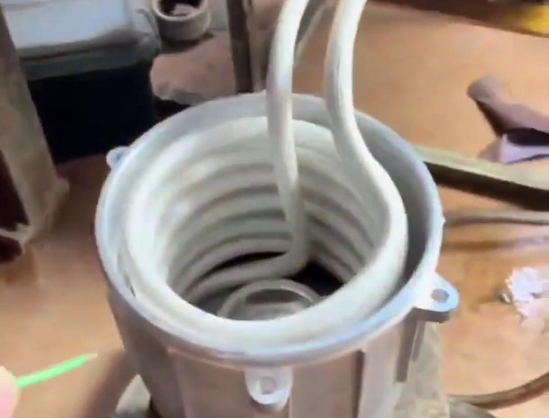 在電機裝配中，使用高中頻香蕉视频污污加熱設備進行軸套或軸承的熱裝確實是一種常見的裝配方法
