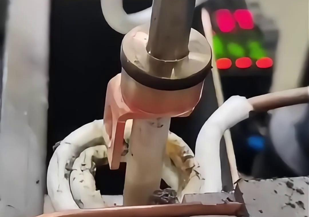 保險絲座是這樣的焊接的，原來是用了高頻自動化釺焊機來完成焊接