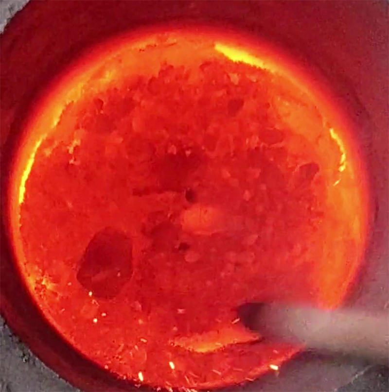 小型鐵渣中頻熔煉爐，采用IGBT節能電源模塊，比傳