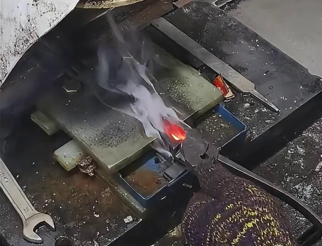 老虎鉗口淬火就是使用高頻淬火機快速加熱，並在短時間