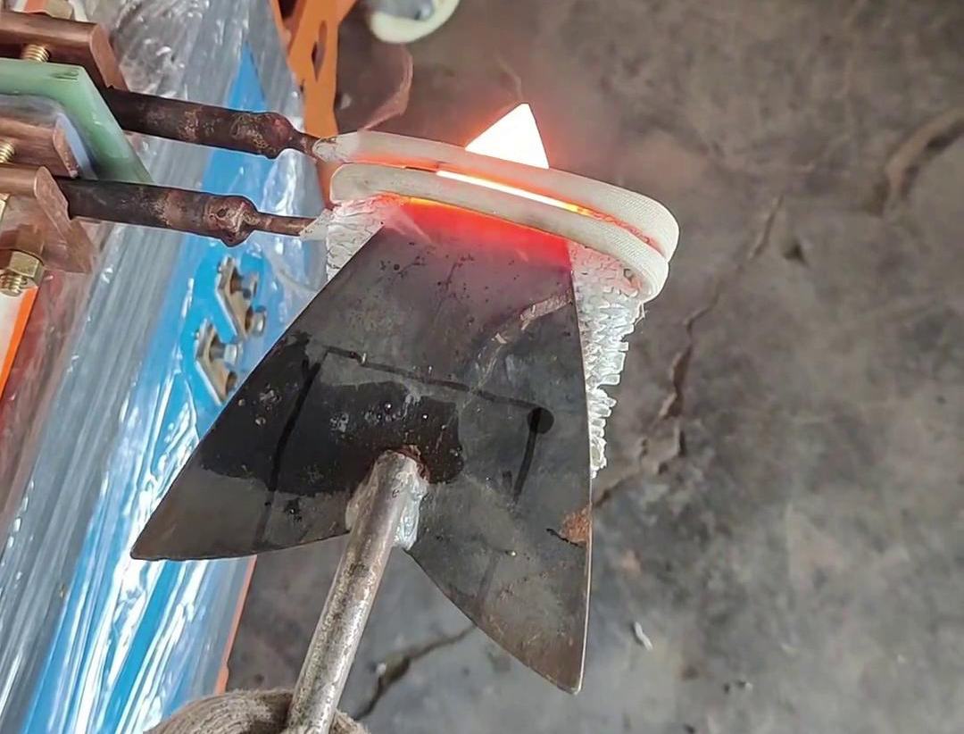 高頻加熱機：類三角鐵鍬小型工具淬火熱處理的高效之選